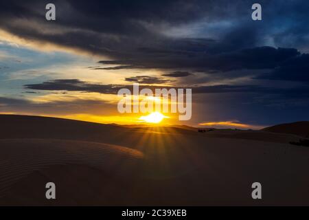 Drammatico tramonto nel deserto Foto Stock