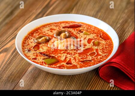 Porzione di Tom Yum - famosa zuppa tailandese Foto Stock