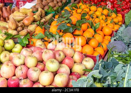 Mele, tangerini e altri frutti e ortaggi in vendita sul mercato Foto Stock