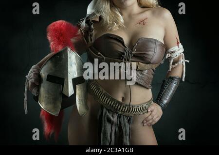 Antico guerriero o Gladiatore parte del corpo, su sfondo scuro Foto Stock