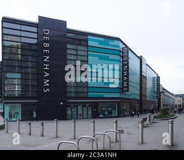 La gente passera' accanto al grande magazzino Debenhams vicino al centro commerciale Broadway a Bradford Foto Stock