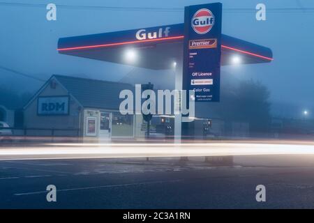 Stazione di benzina del Golfo al mattino nebby, Galles Foto Stock