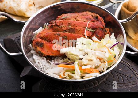 Primo piano di un piatto di pollo tandoori tritato Foto Stock