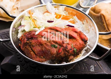 Primo piano di un piatto di pollo tandoori tritato Foto Stock