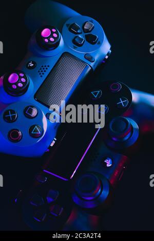 PlayStation 4 Gamepad su sfondo nero con colori. Sony PS4 Dualsock V2. Foto studio. Foto Stock