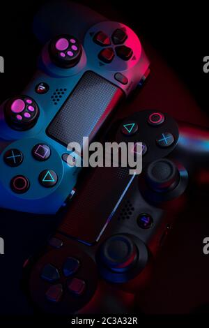 PlayStation 4 Gamepad su sfondo nero con colori. Sony PS4 Dualsock V2. Foto studio. Foto Stock