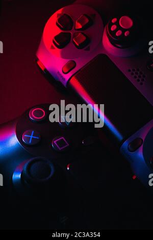 PlayStation 4 Gamepad su sfondo nero con colori. Sony PS4 Dualsock V2. Foto studio. Foto Stock