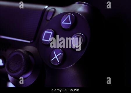 PlayStation 4 Gamepad su sfondo nero con colori. Sony PS4 Dualsock V2. Foto studio. Foto Stock