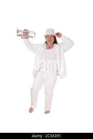 Un Medioevo uomo indigeni dancing in un vestito bianco e cappello bianco a suonare la tromba con i suoi lunghi capelli, isolato per sfondo bianco Foto Stock