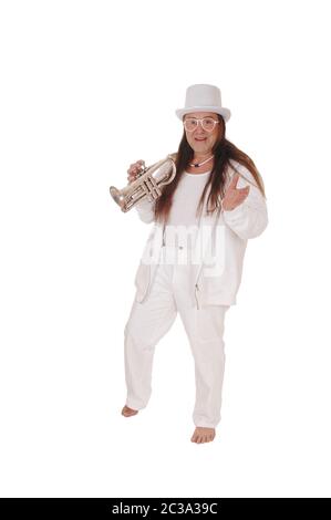 Un Medioevo uomo indigeni dancing in un vestito bianco e cappello bianco a suonare la tromba con i suoi lunghi capelli, isolato per sfondo bianco Foto Stock