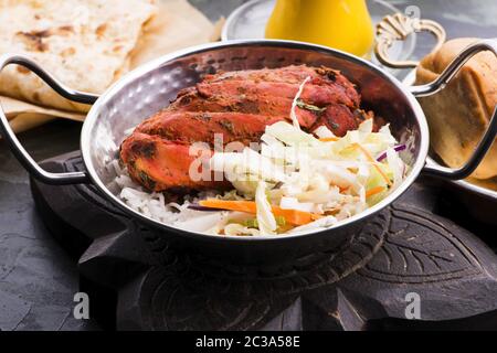 Primo piano di un piatto di pollo tandoori tritato Foto Stock