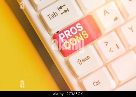 Scrittura concettuale a mano che mostra i pro Cons. Concetto che significa vantaggi e svantaggi osservati durante l'esame di un prodotto Foto Stock