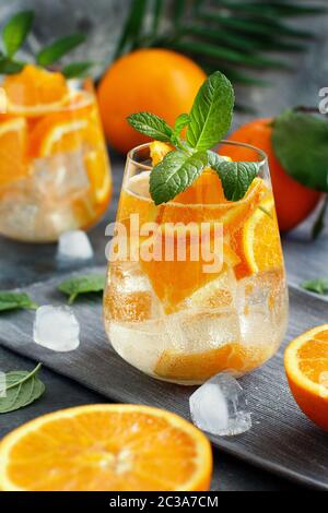 In casa bevanda rinfrescante con soda e succo di arancia close up Foto Stock