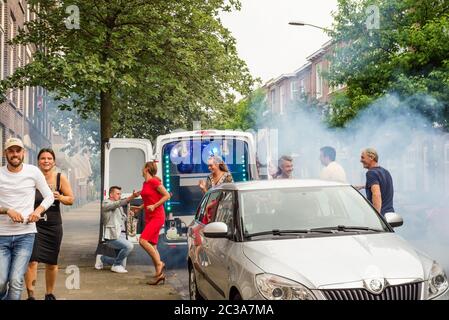 La gente balla per strada in un'area all'aperto una festa sociale di strada a l'Aia, nell'Olanda del Sud, nei Paesi Bassi Foto Stock