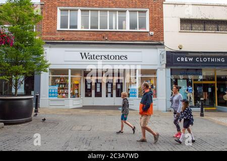 Windsor, Berkshire, Regno Unito. 18 Giugno 2020. La libreria Waterstones di Windsor ha riaperto le attività in seguito all'allentamento delle regole di blocco Pandemic Coronavirus Covid-19, tuttavia, i libri che sono toccati dai clienti ma non acquistati, saranno messi in quarantena prima di essere rimessi sugli scaffali del libro. Credit: Mc Lean/Alamy Foto Stock