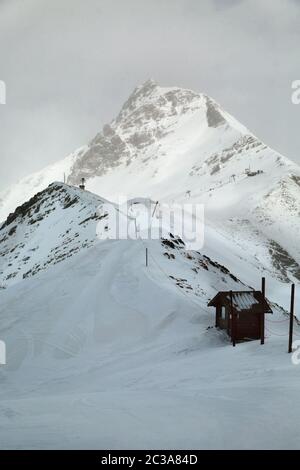 Piste da sci su alte montagne vicino alla vetta, nebbia malgica Foto Stock