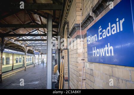Howth vicino a Dublino, Irlanda - 15 Febbraio 2019: i passeggeri a piedi sulla piattaforma di Howth Binn Eadair treno DART Station su una giornata invernale Foto Stock