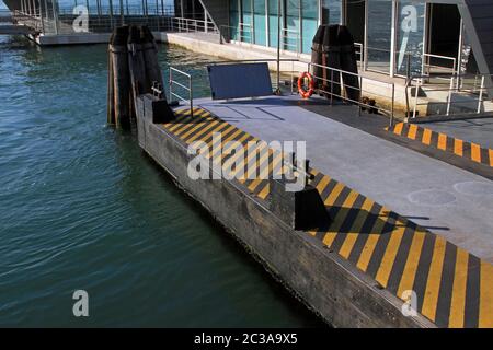 Pontile galleggiante pontile per attracco imbarcazioni di grandi dimensioni Foto Stock