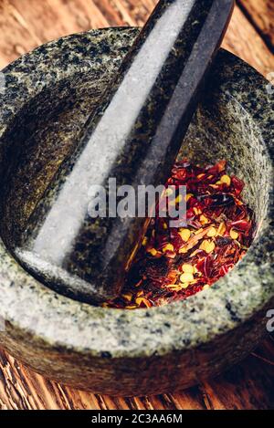 Peperoncino macinato in un mortaio. Elevato angolo di visione Foto Stock