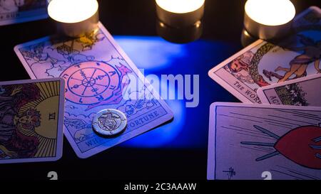 Bangkok, Thailandia, Nov.13.19: Natale divinazione a lume di candela sulla carte dei Tarocchi. Carte per la divinazione su uno sfondo nero con la riflessione di th Foto Stock