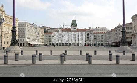 TRIESTE, ITALIA - 13 ottobre: Piazza dell'Unità d'Italia a Trieste il 13 ottobre 2014. Principali grande piazza dell'Unità italiana con sede municipale in cerca Foto Stock