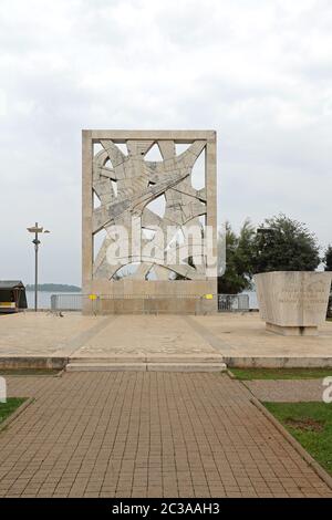 Rovigno, Croazia - 16 ottobre: Memoriale della Seconda guerra mondiale il monumento di Rovigno il 16 ottobre 2014. Per i caduti e le vittime del terrore fascista di Rovigno, croato Foto Stock