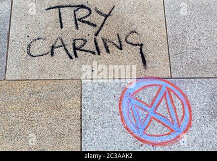 Gesso graffiti nella piazza della città di Weston-super-Mare, Regno Unito, come parte di una protesta organizzata da Extinction Rebellion Weston-super-Mare il 22 aprile 2019. Foto Stock