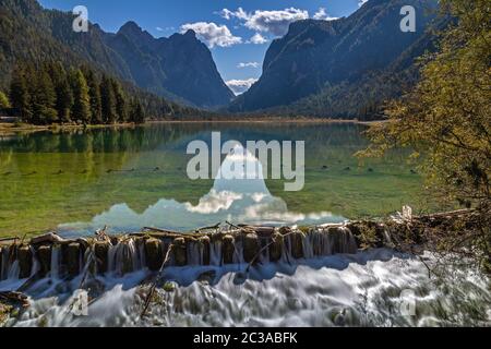 Il lago di Dobbiaco, Alto Adige in autunno Foto Stock