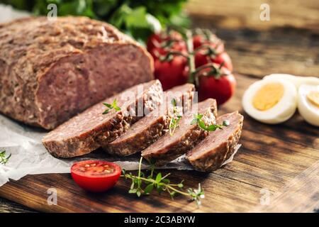 Polpa di meatloaf macinata fatta in casa con uova pomodori, erbe di sedano e timo Foto Stock