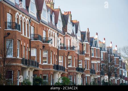 LONDRA - una strada residenziale in Hampstead, una zona ricca di Londra nord-occidentale Foto Stock