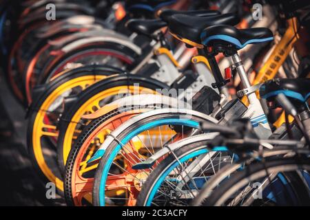 Condividi le biciclette elettriche parcheggiate sul marciapiede, Hangzhou, Cina Foto Stock