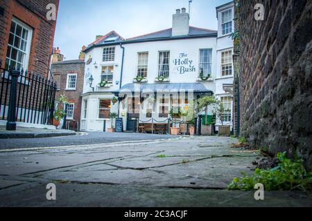 LONDRA - UN bel vecchio pub di strada posteriore in Hampstead Village, una zona esclusiva di Londra nord-ovest Foto Stock