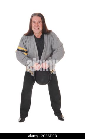 Un uomo indigeno in una giacca grigia e lunga brunette capelli ballare la sua black hat, isolato per sfondo bianco Foto Stock