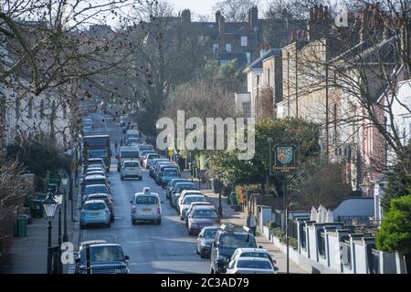 LONDRA - una strada residenziale in Hampstead, una zona ricca di Londra nord-occidentale Foto Stock