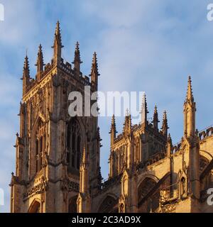 vista laterale della cattedrale di york alla luce del sole contro un cielo blu nuvoloso Foto Stock