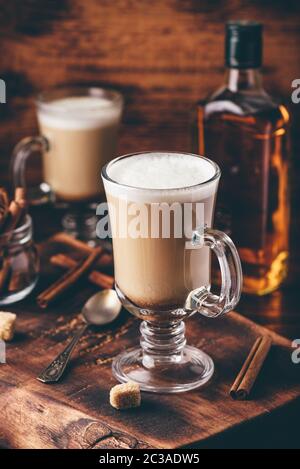 Irish coffee con cannella su una superficie di legno Foto Stock