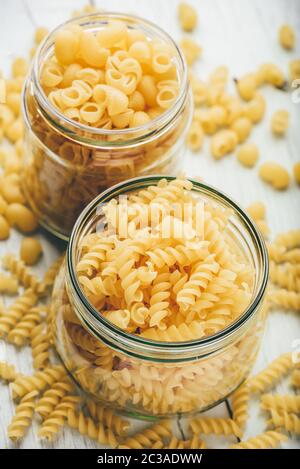 Due tipi di tutta italiana la pasta di grano in vasi di vetro Foto Stock
