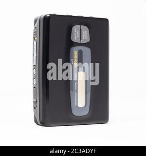 Lettore audio vintage. Lettore di cassette portatile, oggetto cult, icona e simbolo degli anni '80 e '90. Isolato su sfondo bianco. Foto Stock