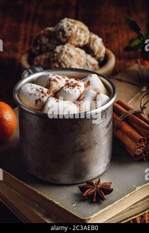 Metallo tazza di cioccolata calda con marshmallows in ambiente rustico Foto Stock