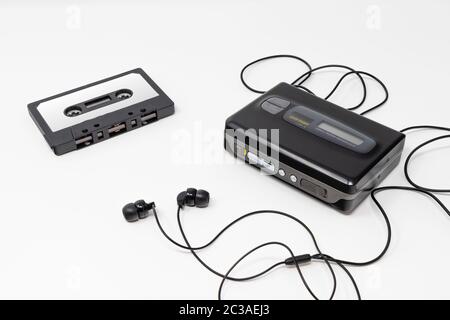 Lettore audio vintage. Lettore di cassette portatile, oggetto cult, icona e simbolo degli anni '80 e '90. Nastro audio vuoto e cuffie isolati Foto Stock