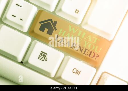 Cartello con testo che mostra la domanda che hai appreso. Testo della foto aziendale per sapere che le cose acquisiscono o assorbono Foto Stock