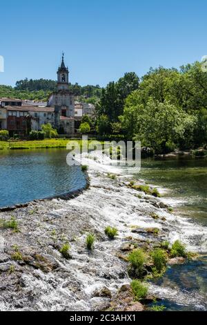 Fiume Vez e villaggio di Arcos de Valdevez, a Minho, Portogallo. Foto Stock