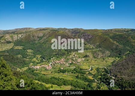 Punto di vista delle terrazze (Miradouro dos Socalcos), che si affacciano sulle terrazze agricole (famosa vista del paesaggio in stile tibetano), porta Cova Place, Sist Foto Stock