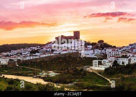 Tramonto a Mertola, villaggio del Portogallo e il suo castello. Villaggio nel sud del Portogallo nella regione di Alentejo. Foto Stock