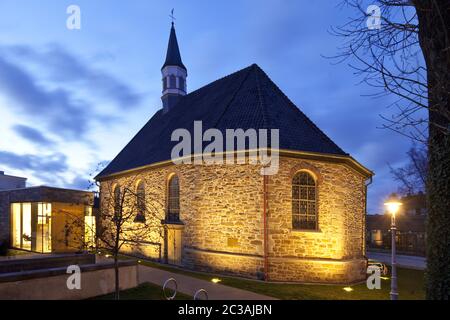 Chiesa illuminata al vecchio mercato in serata, Wattenscheid, Bochum, Germania, Europa Foto Stock