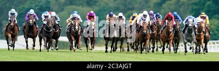 Silvestre De Sousa Riding Art Power (R, blu/bianco) vince il Palazzo di Holyroodhouse handicap Stakes durante il quarto giorno di Ascot reale all'Ippodromo di Ascot. Foto Stock