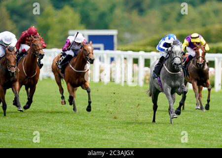 Silvestre De Sousa Riding Art Power (R, blu/bianco) vince il Palazzo di Holyroodhouse handicap Stakes durante il quarto giorno di Ascot reale all'Ippodromo di Ascot. Foto Stock