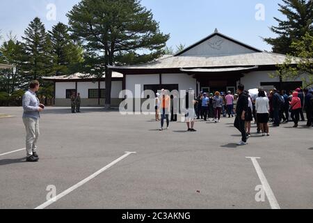 Panmunjom, Corea del Nord - 5 maggio 2019: Turisti provenienti da diversi paesi visitano il Museo della Pace della Corea del Nord nell'Area comune di sicurezza. La z demilitarizzata Foto Stock