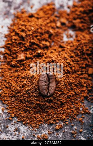 Carni arrosto di chicco di caffè getta sul mucchio di caffè macinato Foto Stock