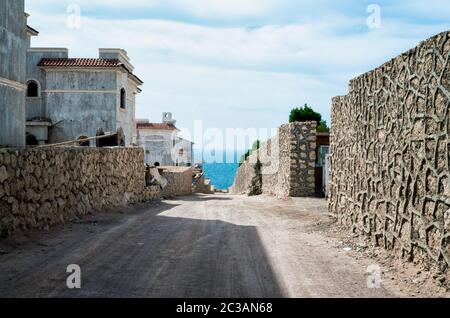 Hotel abbandonato su una strada senza gente in Egitto Foto Stock